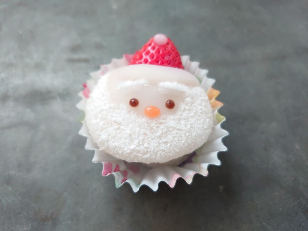 フルーツ餅【サンタクロース(いちご)】数量限定で販売中です。
