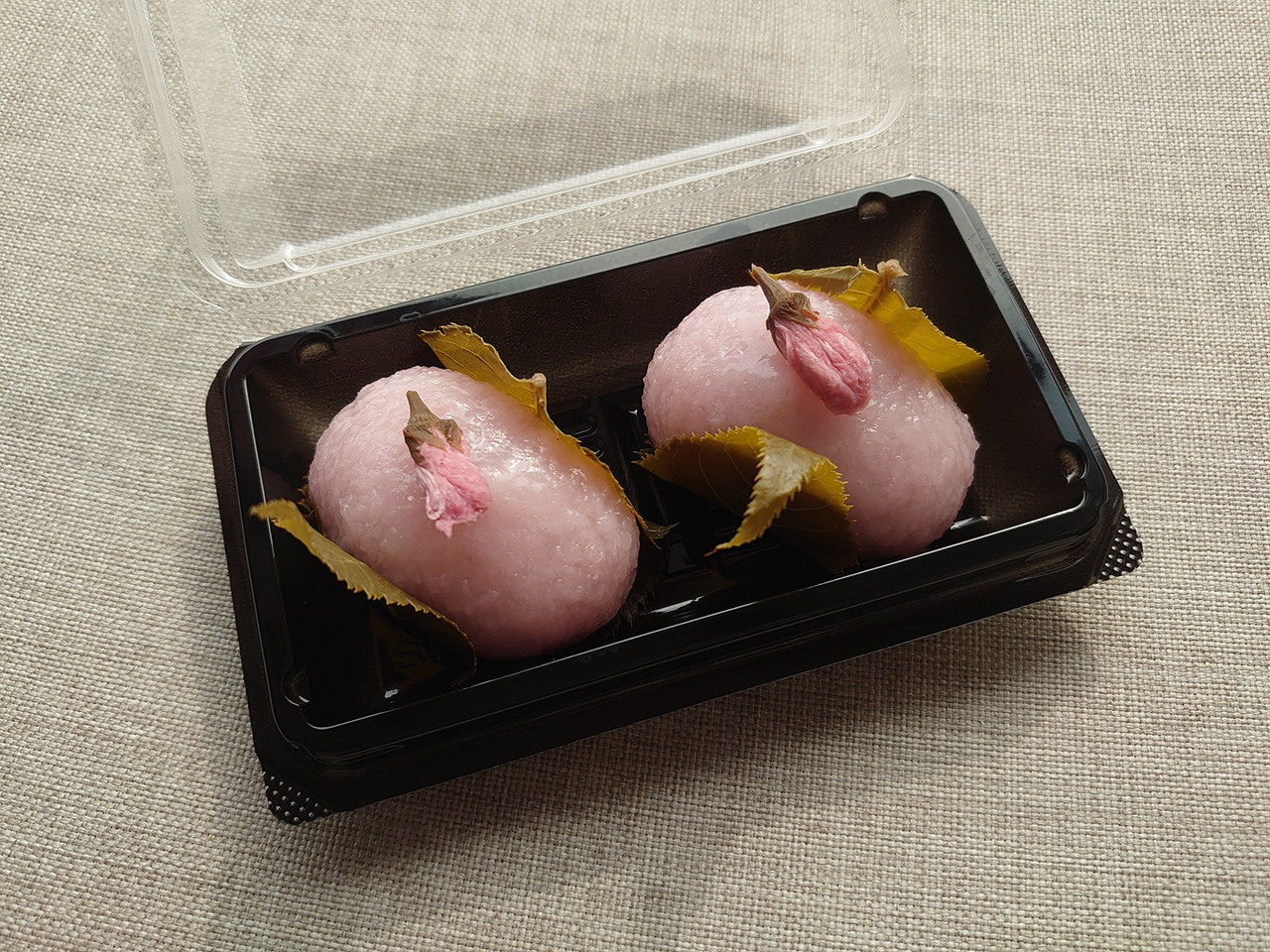 季節の生菓子【桜餅】販売開始しました。