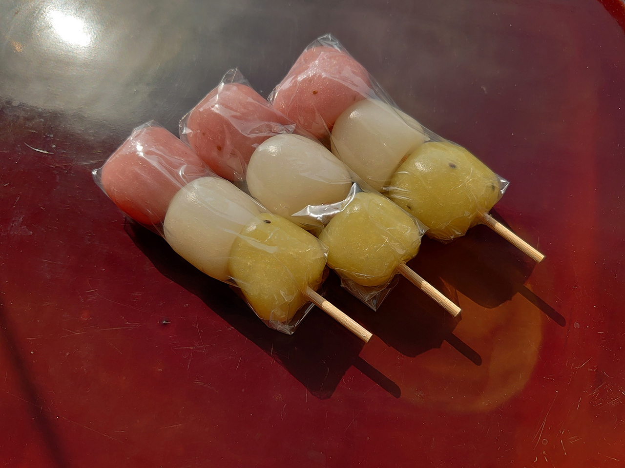 季節の生菓子【三色団子】始まりました。